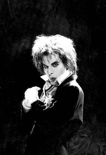 Кадр из клипа «I’m Going Slightly Mad» («Я понемногу схожу с ума»), группа Queen, 1991 год 