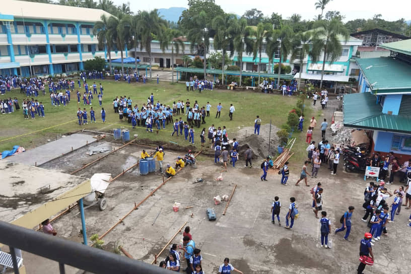 Люди эвакуируются после землетрясения в Бансалане