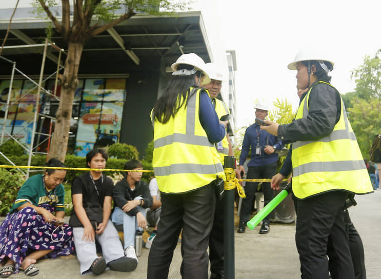 Жители эвакуируются в безопасное место в городе Давао