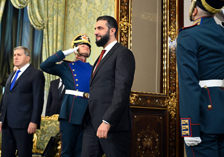 Президент Сирии переходного периода Ахмед аш-Шараа (в центре) и помощник президента РФ Юрий Ушаков (слева)