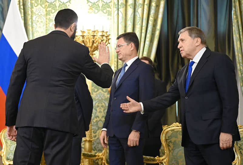 Вице-премьер РФ Александр Новак (в центре) и помощник президента РФ Юрий Ушаков (справа) встречают сирийскую делегацию