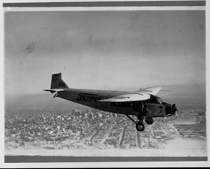 Самолет Ford Trimotor авиакомпании Pan American-Grace Airways во время полета