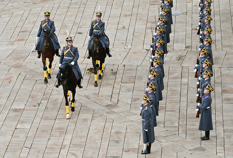 Разводы караулов проводились с апреля по октябрь 