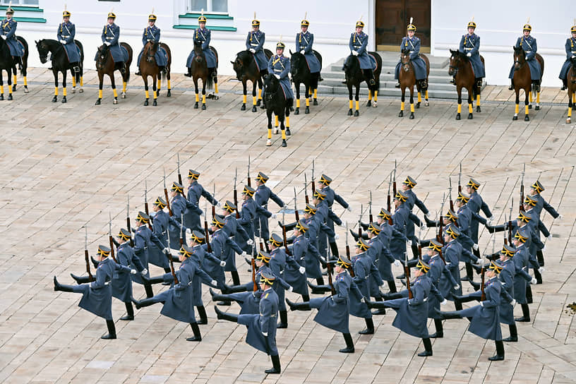 В сегодняшнюю церемонию были включены новые элементы в честь 80-летия Победы в Великой Отечественной войне