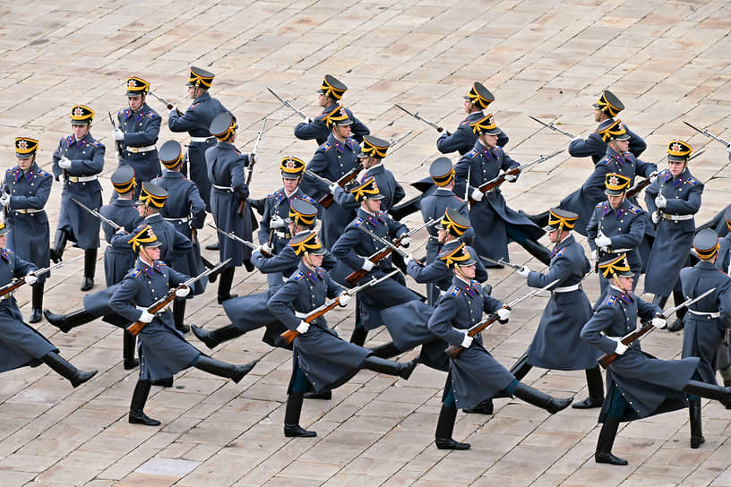Основные элементы выступления пешего караула были утверждены в 2004 году
