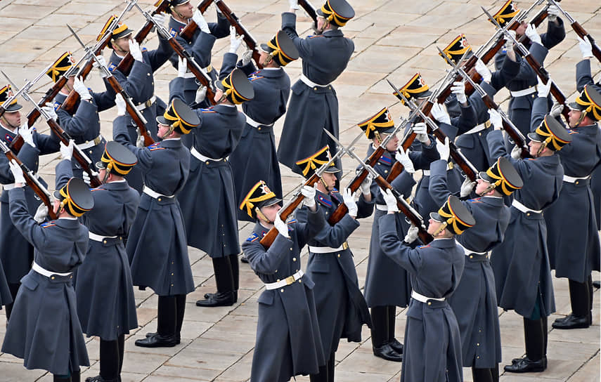 В 2019 году программа была дополнена. Например, в нее вошел специальный прием с оружием, который состоит из 20 элементов. Они выполняются без пауз, в быстром темпе всем составом пешего караула одновременно