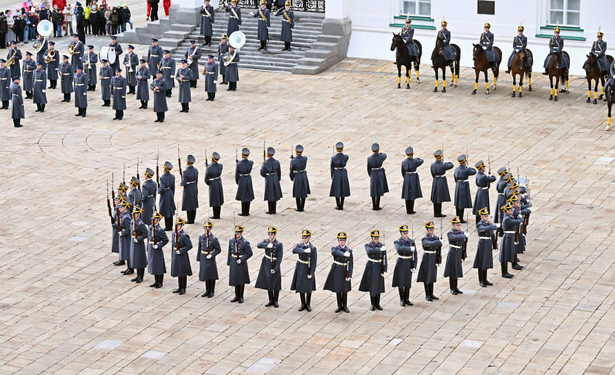 Церемония развода пеших и конных караулов президентского полка ФСО на Соборной площади