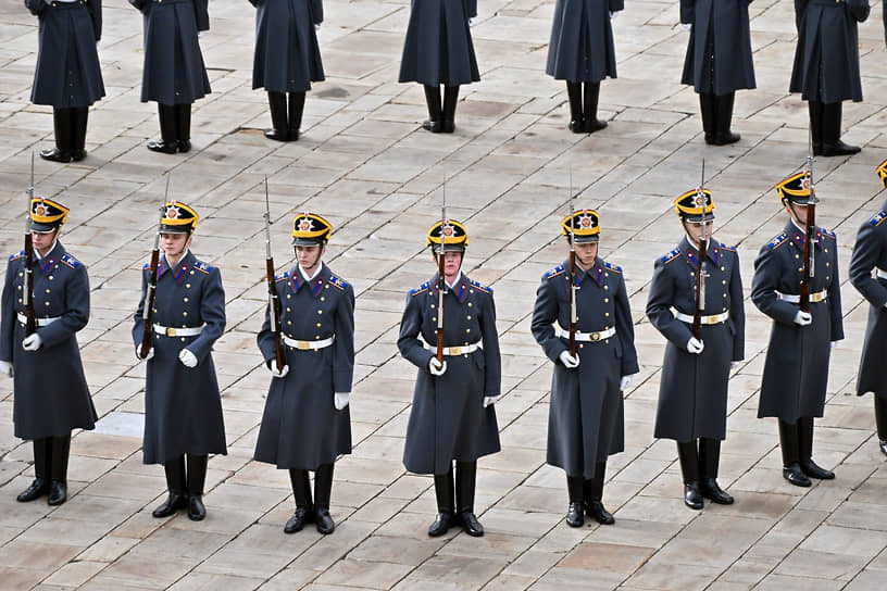 В программу церемонии входят такие элементы как: «квадрат», «диагональ», «круг», «расческа», «реверс», «лабиринт», «ручей», «часы» и «крест»