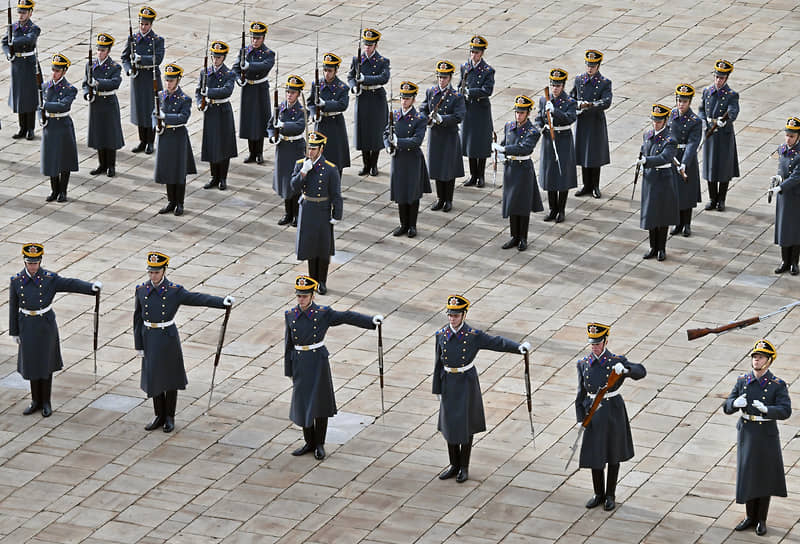 Военнослужащие носят форму образца 1909-1912 годов, которая была создана в честь 100-летия Отечественной войны 1812 года