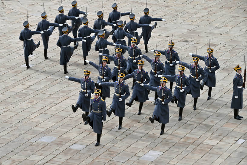 Военнослужащие во время церемонии 