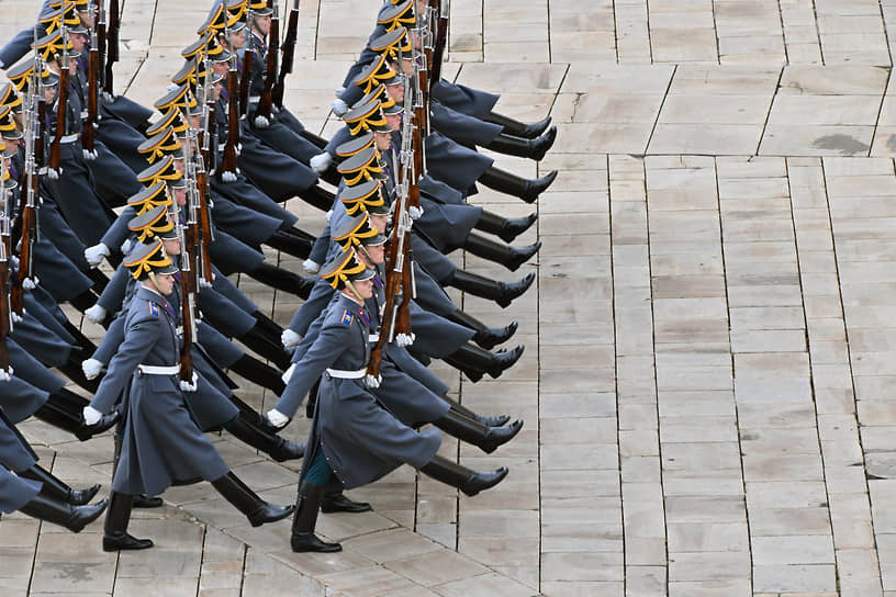 Военнослужащие вооружены самозарядными карабинами Симонова образца 1945 года
