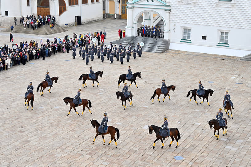 Всадники вооружены кавалерийскими шашками образца 1881 года