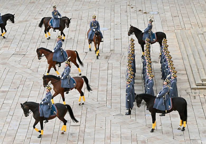 В церемонии участвуют лошади русской верховой, ганноверской и тракененской пород вороной и гнедой масти