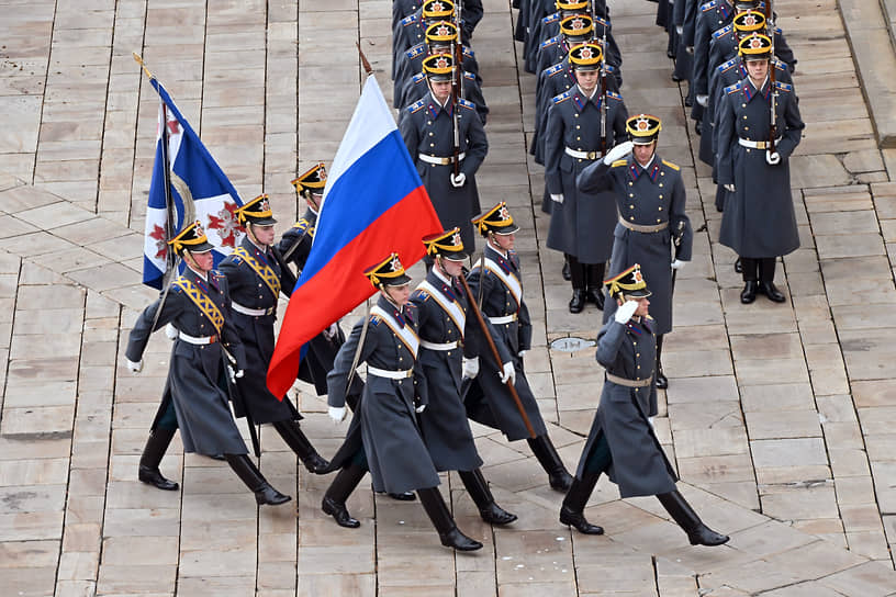 Церемония развода пеших и конных караулов президентского полка ФСО на Соборной площади
