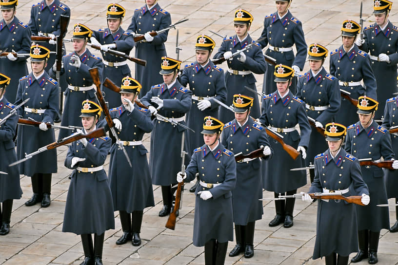 Военнослужащие президентского полка во время церемонии