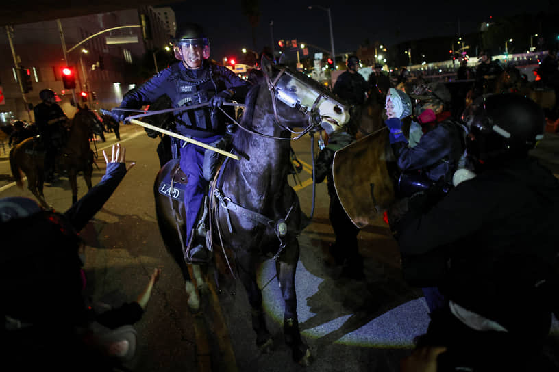 Столкновения протестантов с конной полицией Лос-Анджелеса