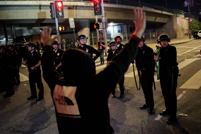 По сообщениям СМИ, американцы выражали недовольство рейдами миграционной и таможенной полиции США, размещением войск в городах страны, а также сокращением федеральных программ