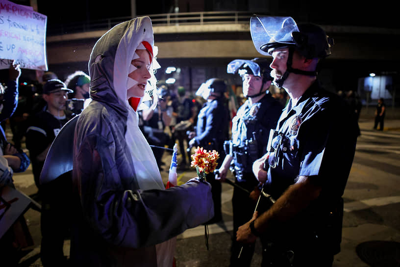 По данным организаторов, мероприятия под лозунгом «Нет королям» прошли во всех 50 штатах, а также городах по всему миру