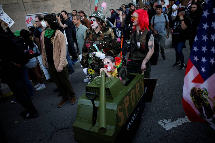 Демонстранты у мэрии Лос-Анджелеса
