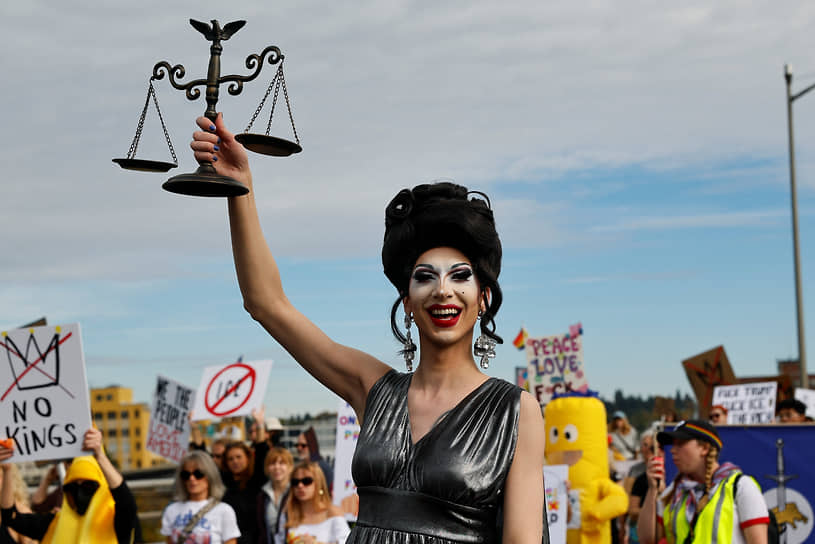 Примерять на себя разные образы — одна из негласных традиций акций No Kings