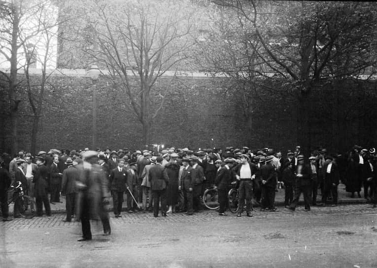 Толпа собирается к стенам тюрьмы Ля-Санте, чтобы присутствовать при публичной казни Павла Горгулова, убийцы президента Франции Поля Думера, 14 сентября 1932 года