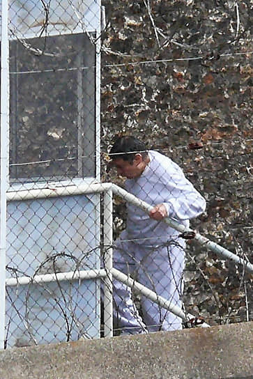 Бывший панамский диктатор Мануэль Норьега во время прогулки во внутреннем дворе тюрьмы Ля-Санте, май 2010