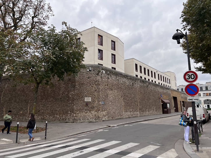 За этими крепкими стенами уже сегодня ждут Николя Саркози