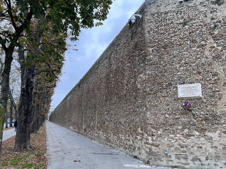 За этими крепкими стенами уже сегодня ждут Николя Саркози