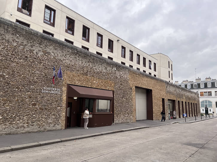 За этими крепкими стенами уже сегодня ждут Николя Саркози