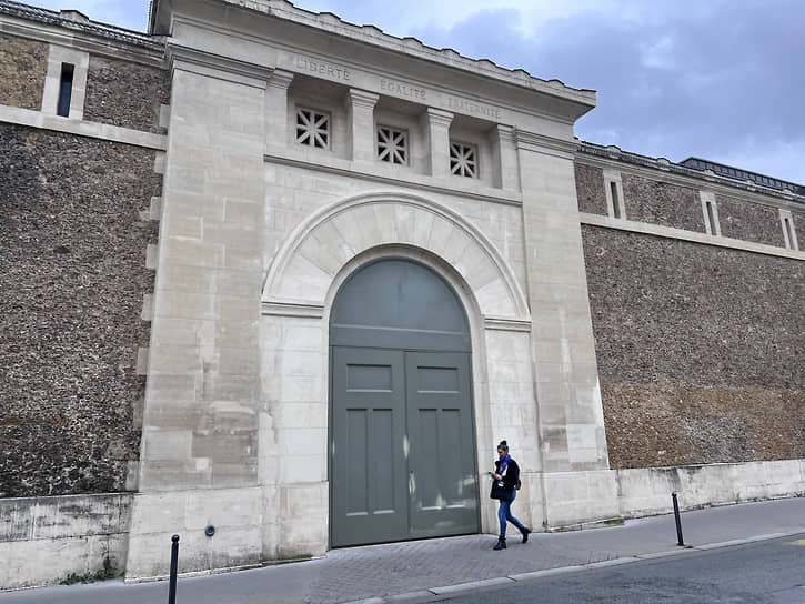 За этими крепкими стенами уже сегодня ждут Николя Саркози