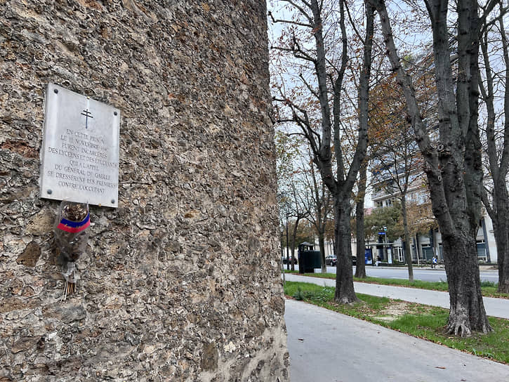 Одна из мемориальных досок на стене тюрьмы Ля-Санте в Париже в память о невинно казненных тут участниках Сопротивления 