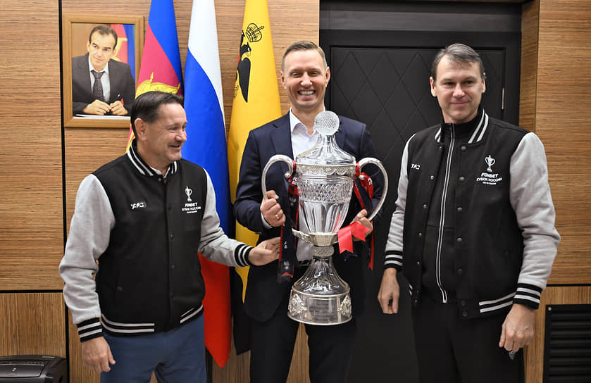 Мэр Новороссийска Андрей Кравченко (в центре) во время встречи с амбассадорами РФС Дмитрием Аленичевым (слева) и Егором Титовым