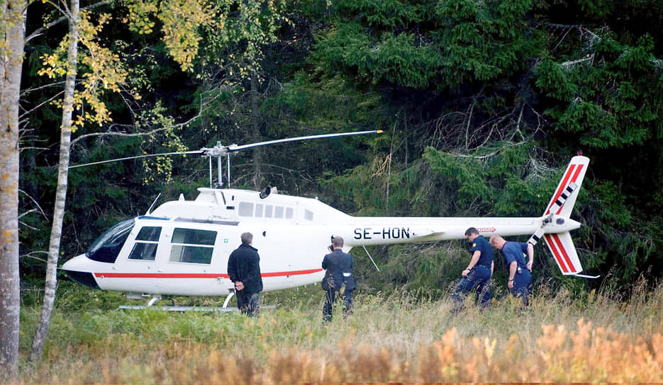 Полицейские у угнанного вертолета Bell 206 JetRanger 