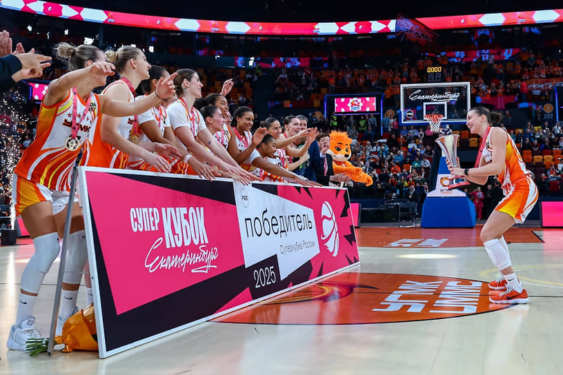 Баскетболистки УГМК после победы в Суперкубке России