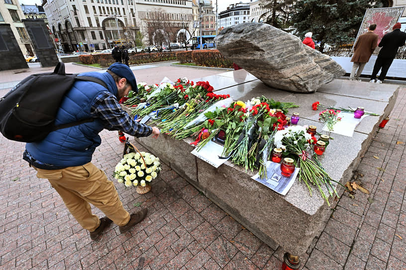 Возложение цветов к Соловецкому камню