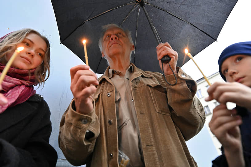 Установка дубликатов табличек «Последнего адреса» по адресу Ананьевский переулок, дом 5, строение 4 и чтение имен