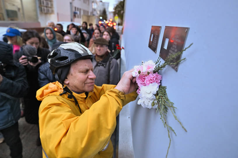 Установка дубликатов табличек «Последнего адреса» по адресу Ананьевский переулок, дом 5, строение 4 и чтение имен