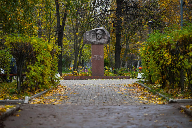 Багрицкий снимал жилье в нескольких домах в Кунцево. Бюст поэта стоит на улице его имени неподалеку от места, где был дом, в котором он прожил дольше всего