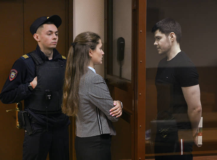 Оглашение приговора блогеру Аязу Шабутдинову (справа)