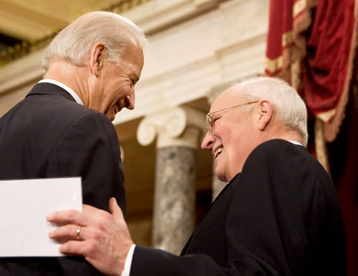 С сенатором Джо Байденом, у которого Дик Чейни принял присягу, 2009 год