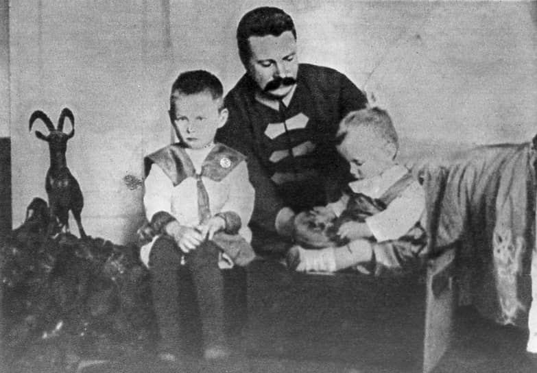 Михаил Фрунзе с детьми Тимуром и Татьяной, 1925 год
