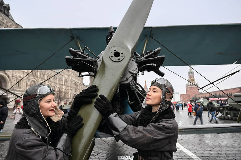 Участницы выставки у легкого бомбардировщика У-2