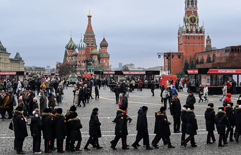 Экспозиция поделена на десять тематических зон