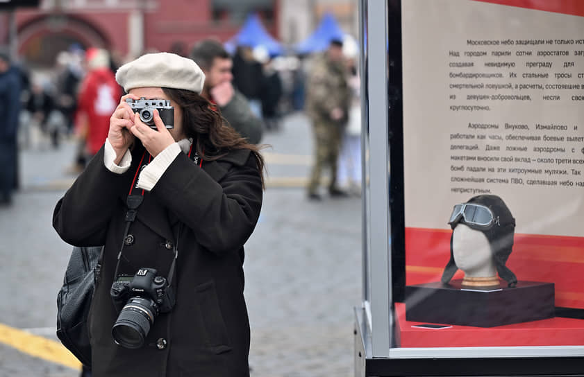 Посетительница на выставке