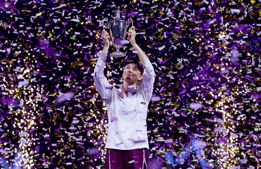 Елена Рыбакина с трофеем WTA Finals 