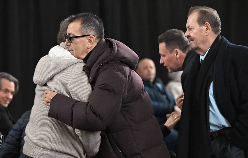 Певец Александр Буйнов (слева) 