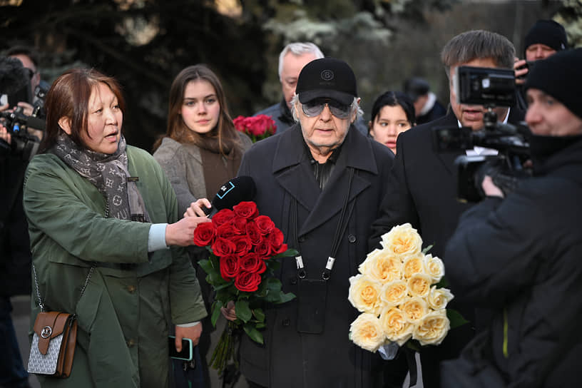 Певец Юрий Антонов (в центре) 