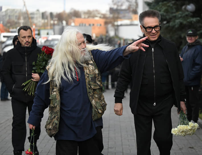 Телеведущий Владимир Березин (справа) 