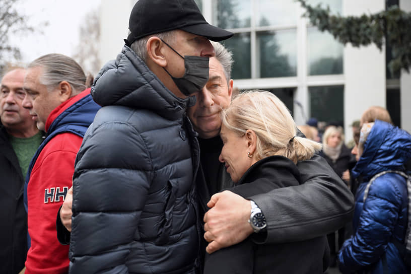 Директор дирекции музыкального вещания «Первого канала» Юрий Аксюта (в центре) и певец Валерий Сюткин (второй справа)