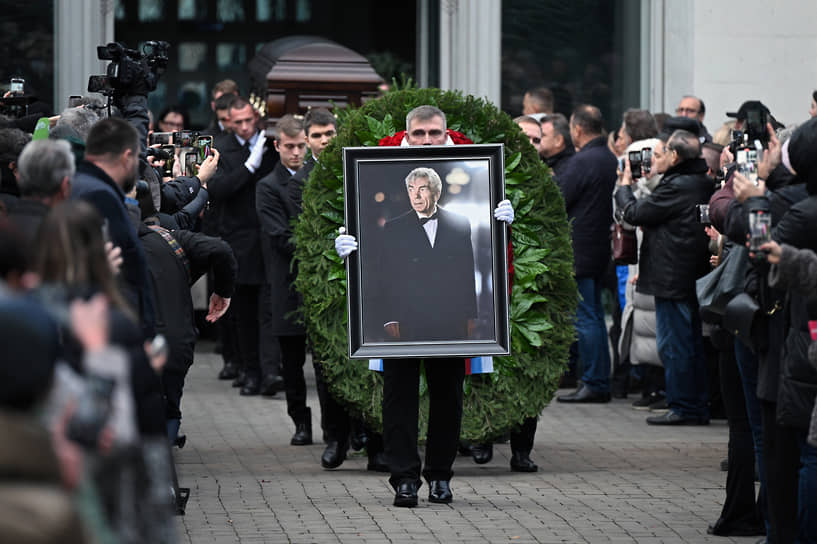 Юрий Николаев в последний раз повел за собой толпу зрителей и коллег